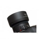 Canon EF 50mm f/1,8 STM s nasazenou sluneční clonou