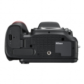 Nikon D7200 - spodní stěna fotoaparátu.