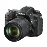 Nový Nikon D7200 - čelní strana fotoaparátu.