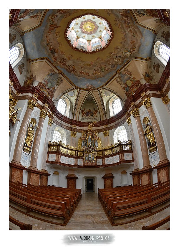 Interiér kostela Panny Marie Dobré rady
