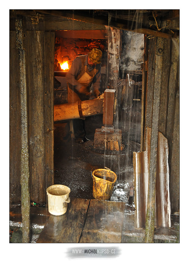 Kovář na vodním hamru v Lysičevu