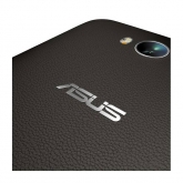 Asus ZenFone Max ZC550KL - detail povrchu zadní strany černé verze