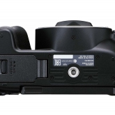 Canon EOS 250D - spodní strana fotoaparátu