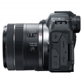 Canon EOS R8 - levá strana nového fotoaparátu.