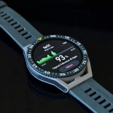 Huawei Watch GT3 SE - hodinky reálně na stole