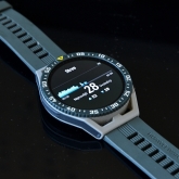 Huawei Watch GT3 SE - hodinky reálně na stole