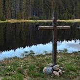 Kříž na břehu | fotografie