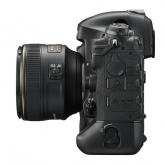 Nikon D4S - boční strana