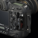 Nikon D4S - sloty na paměťové karty