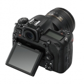 Nikon D500 - zprava shora, vyklápění LCD monitoru.