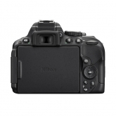Nikon D5300 - zadní stěna se zaklopeným LCD