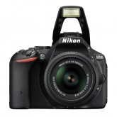 Nikon D5500 - s vysunutým bleskem.