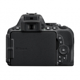 Nikon D5500 - zadní stěna fotoaparátu se sklopeným LCD monitorem.