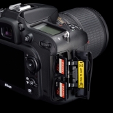 Nikon D7200 - sloty pro paměťové karty.