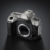 Nikon D750 - kompozitová přední část těla (kvůli signálu pro integrovanou Wi-Fi)