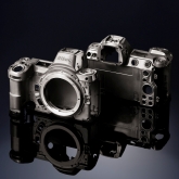 Nikon Z6 - kovový korpus těla fotoaparátu.