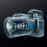 Nikon Z6 - pohled do nitra fotoaparátu a objektivu.