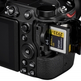 Nikon Z7 - detail slotu pro paměťovou kartu XQD