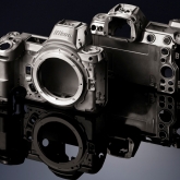 Nikon Z7 - základem těla fotoaparátu je kovový korpus