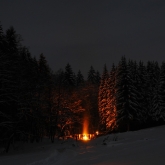 Potlachový oheň z dálky | fotografie